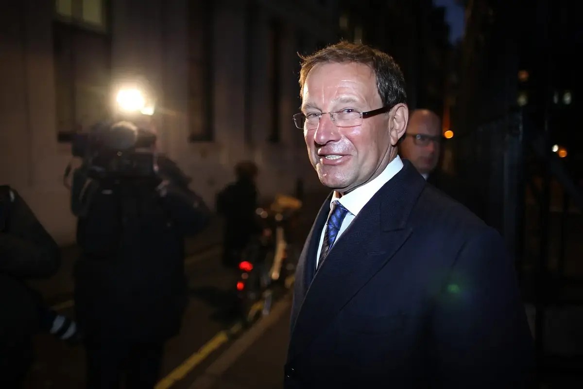 Richard Desmond transfère sa résidence aux Émirats arabes unis alors que la bataille juridique de la loterie est en cours