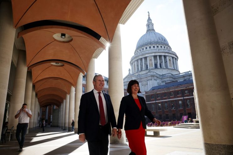 L’OBR prévient que la hausse des impôts pourrait nuire à la croissance “plus que prévu”